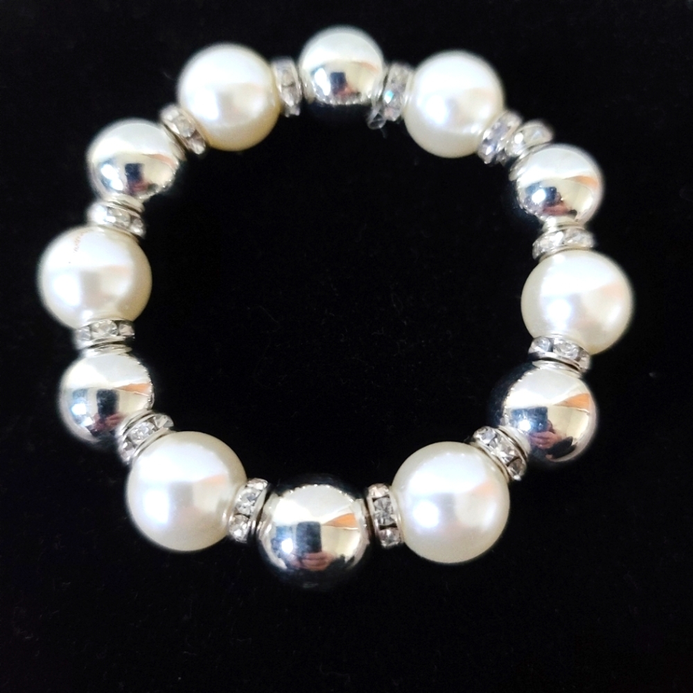Pearl stretch bracelet